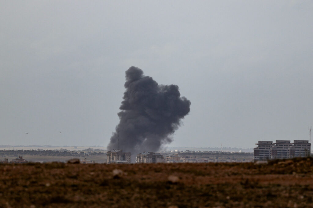 Πυρκαγιές σε εργοστάσιο πετροχημικών στο Αμπού Ντάμπι μετά από πτώση συντριμμιών