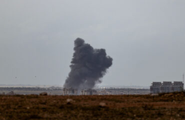 Πυρκαγιές σε εργοστάσιο πετροχημικών στο Αμπού Ντάμπι μετά από πτώση συντριμμιών