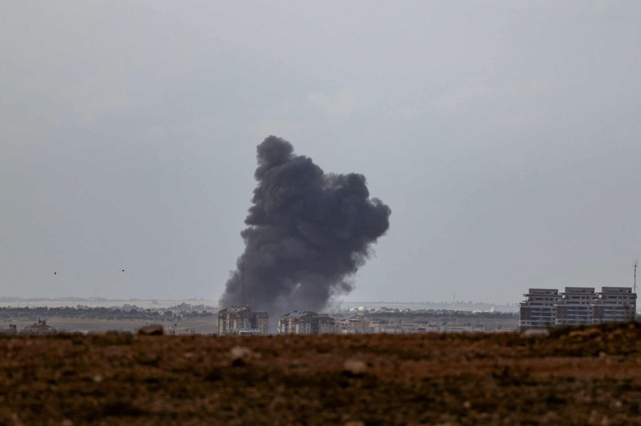 Πυρκαγιές σε εργοστάσιο πετροχημικών στο Αμπού Ντάμπι μετά από πτώση συντριμμιών