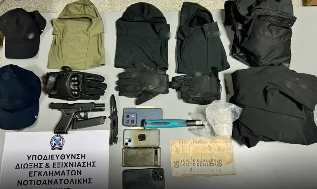 Αστυνομικοί στη Γλυφάδα δέχθηκαν απειλές από τρεις αλλοδαπούς – Τι βρήκε η ΕΛΑΣ μέσα στο όχημά τους (φωτο)