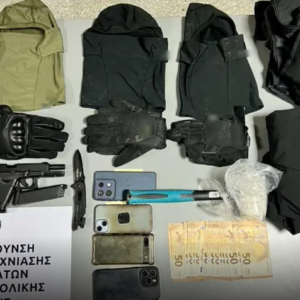 Αστυνομικοί στη Γλυφάδα δέχθηκαν απειλές από τρεις αλλοδαπούς – Τι βρήκε η ΕΛΑΣ μέσα στο όχημά τους (φωτο)