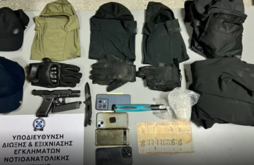 Αστυνομικοί στη Γλυφάδα δέχθηκαν απειλές από τρεις αλλοδαπούς – Τι βρήκε η ΕΛΑΣ μέσα στο όχημά τους (φωτο)