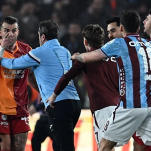 Βίντεο: Εικόνες χάους στην Τουρκία μετά τη λήξη του Τράμπζονσπορ – Γαλατάσαραϊ