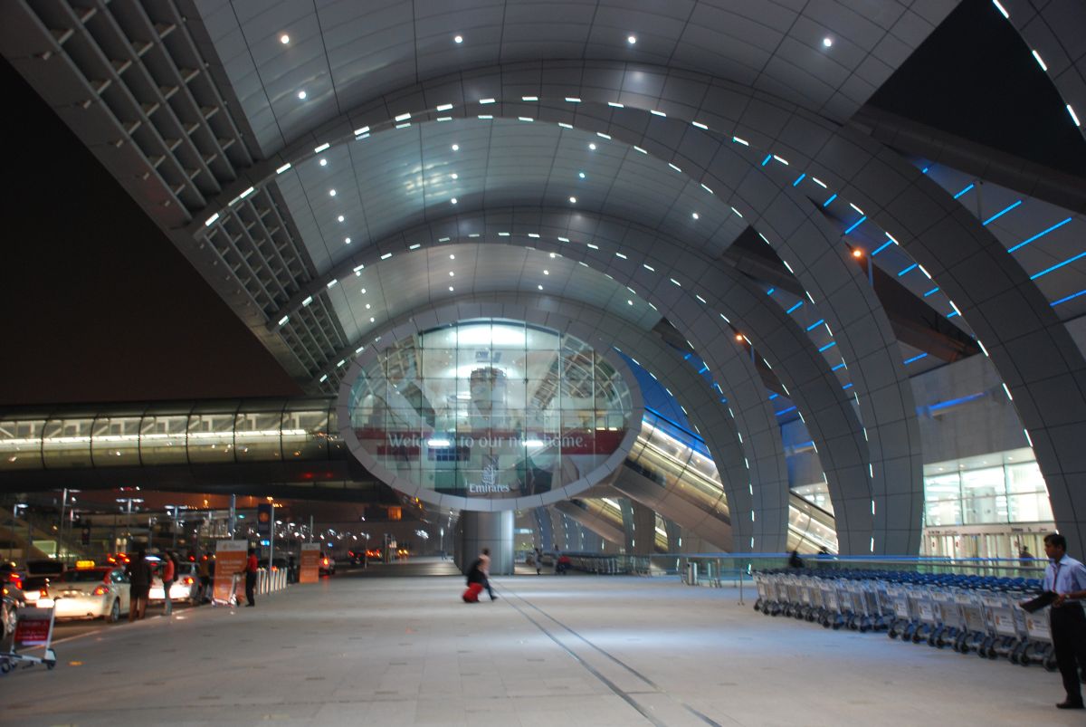 Τζακάρτα: Η στιγμή που κομμάτι της οροφής του αεροδρομίου «πέφτει» εξαιτίας της σφοδρής βροχόπτωσης (βίντεο)