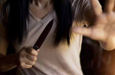 Τρόμος στο Νέο Ηράκλειο: Γυναίκα επιτέθηκε με μαχαίρι σε αστυνομικούς της Ομάδας ΔΙΑΣ