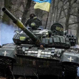 Ουκρανός δεν πρόλαβε να βγει από κατεστραμμένο άρμα μάχης T-64 & την πλήρωσε με τον χειρότερο τρόπο – Δείτε βίντεο