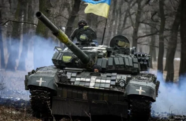 Ουκρανός δεν πρόλαβε να βγει από κατεστραμμένο άρμα μάχης T-64 & την πλήρωσε με τον χειρότερο τρόπο – Δείτε βίντεο