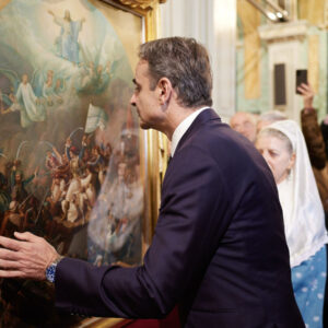 Η ανακοίνωση του δήμου Μεσολογγίου μετά την «βροχή» σχολίων που προκάλεσε ο ασπασμός του Κ.Μητσοτάκη σε πίνακα