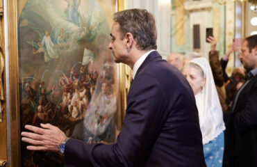 Η ανακοίνωση του δήμου Μεσολογγίου μετά την «βροχή» σχολίων που προκάλεσε ο ασπασμός του Κ.Μητσοτάκη σε πίνακα