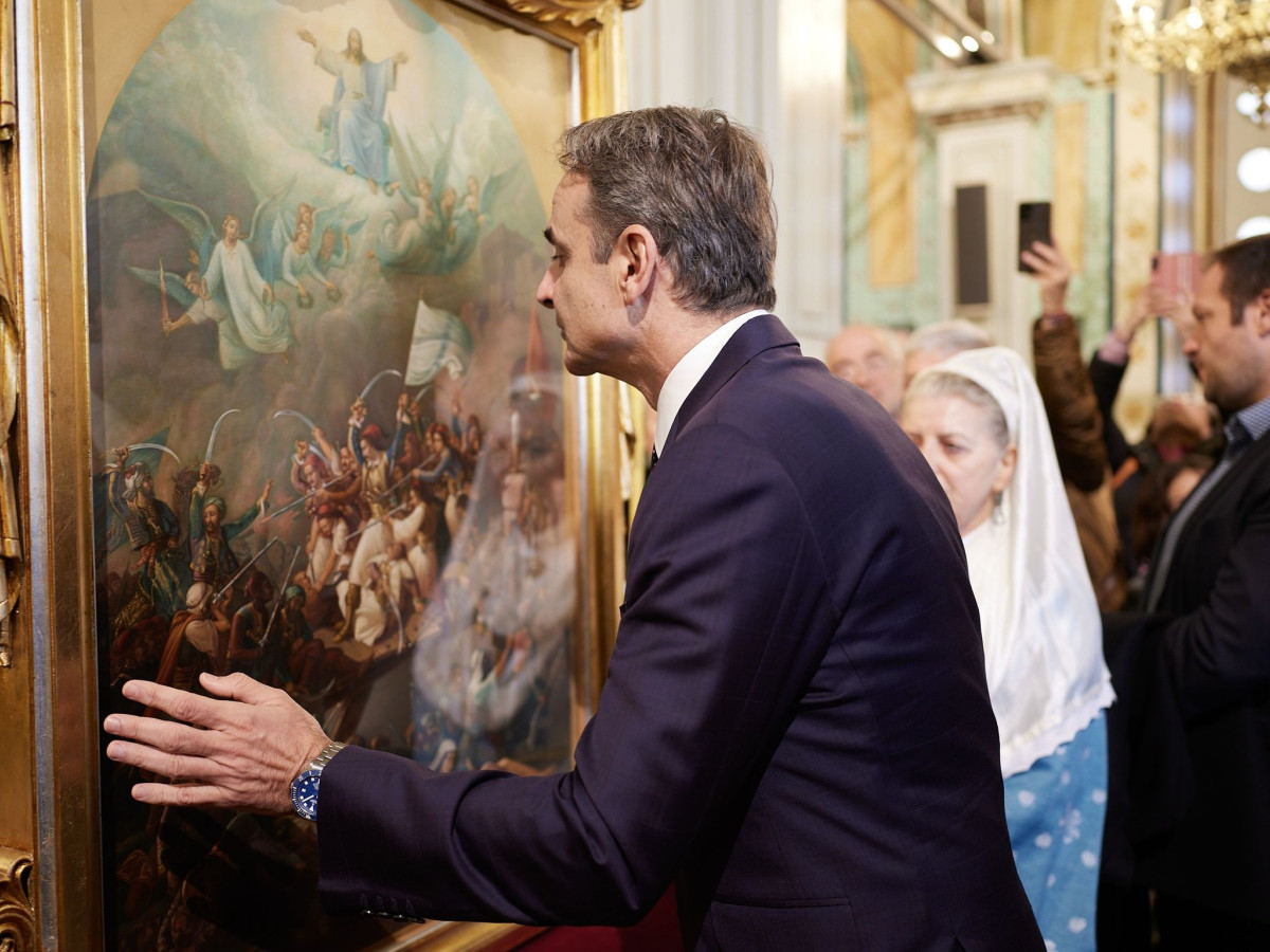 Η ανακοίνωση του δήμου Μεσολογγίου μετά την «βροχή» σχολίων που προκάλεσε ο ασπασμός του Κ.Μητσοτάκη σε πίνακα