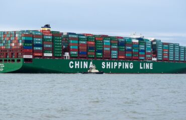 Κινεζικό πλοίο κοντέινερ χαιρετά τους Ιρανούς Φρουρούς την στιγμή που περνά από τα Στενά του Ορμούζ (βίντεο)