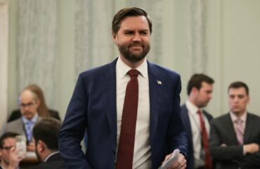 Τζ.Ντ.Βανς: «Η μπάλα είναι στο γήπεδο του Ιράν»