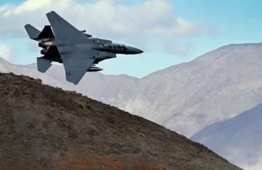 Bloomberg: Μέσω συσκευής επικοινωνίας της Boeing εντοπίστηκε ο Αμερικανός πιλότος στο Ιράν – Πώς λειτουργεί