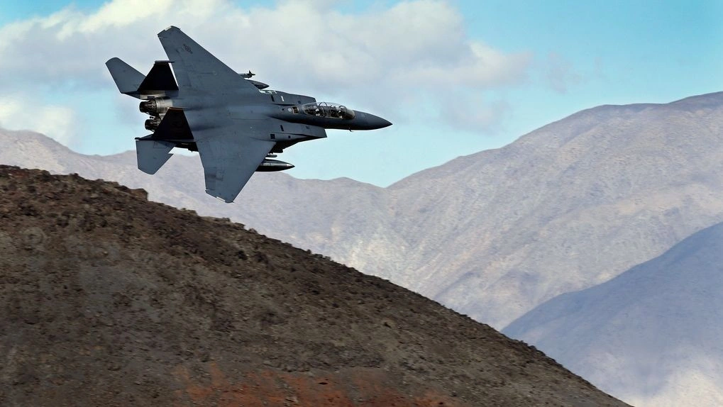 Bloomberg: Μέσω συσκευής επικοινωνίας της Boeing εντοπίστηκε ο Αμερικανός πιλότος στο Ιράν – Πώς λειτουργεί