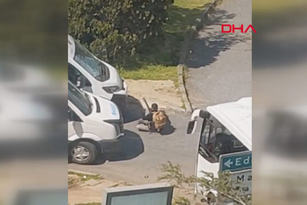 Νέο βίντεο από την επίθεση στο ισραηλινό προξενείο στην Κωνσταντινούπολη: Η στιγμή που δράστης οπλίζει