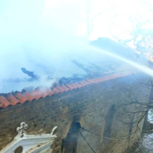 Αχαΐα: Ολοσχερώς κάηκε εκκλησία στη Βελλά Αιγείρας – Δείτε φωτογραφίες