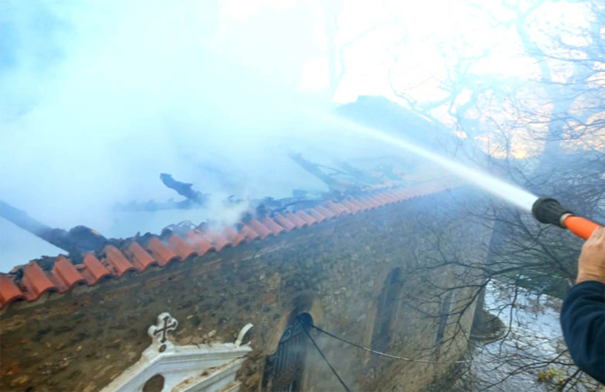 Αχαΐα: Ολοσχερώς κάηκε εκκλησία στη Βελλά Αιγείρας – Δείτε φωτογραφίες