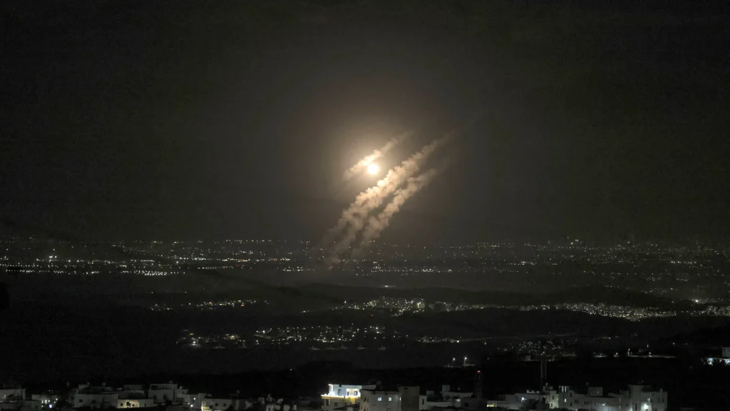 Εντυπωσιακά πλάνα: Ιρανικός πύραυλος πέφτει με απίστευτη ταχύτητα σε αποθήκη οπλισμού στη Νεγκέβ (βίντεο)