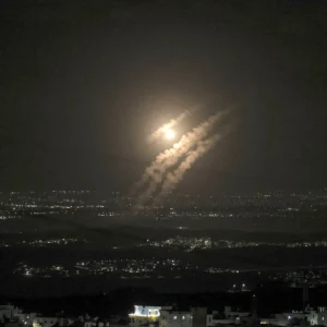 Εντυπωσιακά πλάνα: Ιρανικός πύραυλος πέφτει με απίστευτη ταχύτητα σε αποθήκη οπλισμού στη Νεγκέβ (βίντεο)