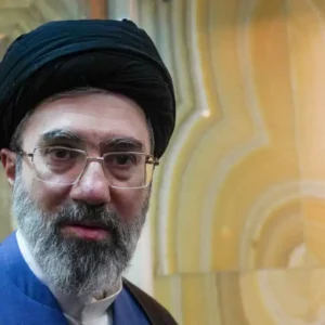 Σε «κρίσιμη» κατάσταση νοσηλεύεται ο Μοτζτάμπα Χαμενεΐ λένε οι Times