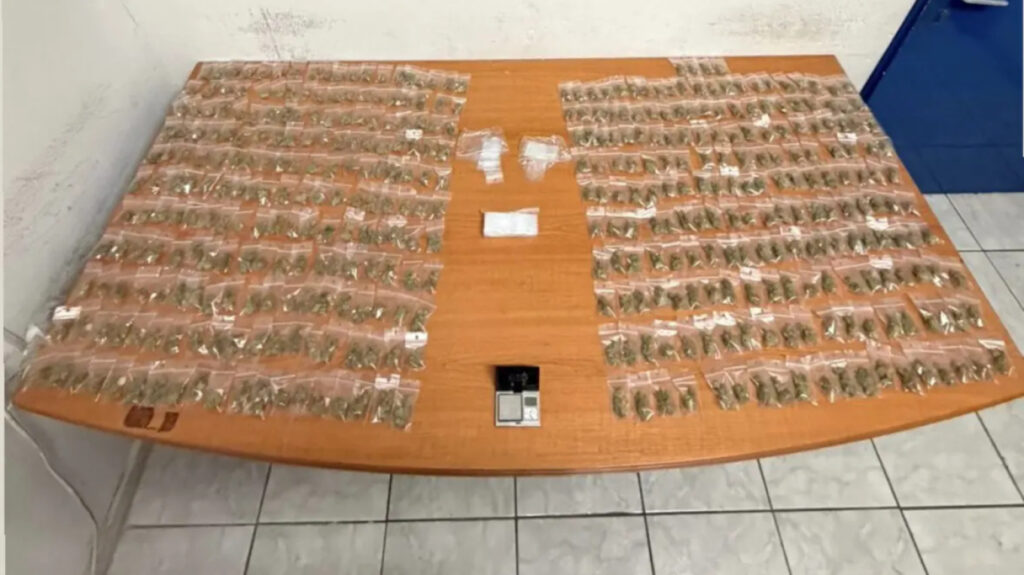 Χειροπέδες σε 30χρονο αλλοδαπό: Είχε κάνει «γωνία μαγαζί» κατάστημα τυχερών παιγνίων και πουλούσε ναρκωτικά (φωτο)