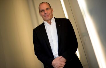 Ο Γ.Βαρουφάκης χόρεψε techno κομμάτι στη Μόσχα που επαναλαμβάνει συνεχώς το όνομά του (βίντεο)