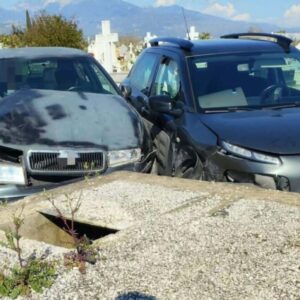Αγρίνιο: Αυτοκίνητα συγκρούστηκαν πλαγιομετωπικά μέσα σε νεκροταφείο – Δείτε φωτογραφίες
