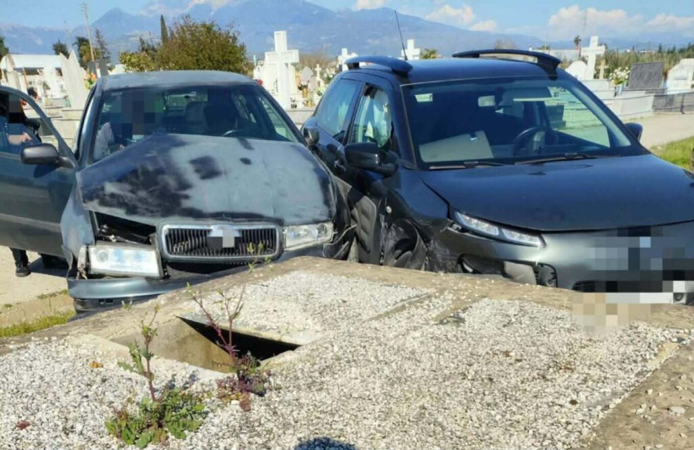 Αγρίνιο: Αυτοκίνητα συγκρούστηκαν πλαγιομετωπικά μέσα σε νεκροταφείο – Δείτε φωτογραφίες