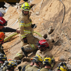 Χάιφα: Η στιγμή που σωστικά συνεργεία βγάζουν τις σορούς ενοίκων μετά από ιρανικό άμεσο χτύπημα (βίντεο)