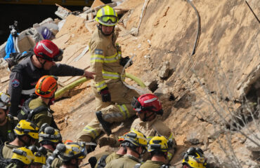 Χάιφα: Η στιγμή που σωστικά συνεργεία βγάζουν τις σορούς ενοίκων μετά από ιρανικό άμεσο χτύπημα (βίντεο)