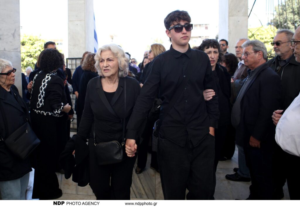 Συγγενείς & φίλοι είπαν το τελευταίο «αντίο» στον Β.Ρίζο: Συντετριμμένη η Θ.Φωτίου στην κηδεία του γιου της