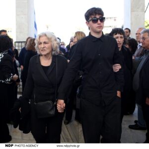 Συγγενείς & φίλοι είπαν το τελευταίο «αντίο» στον Β.Ρίζο: Συντετριμμένη η Θ.Φωτίου στην κηδεία του γιου της