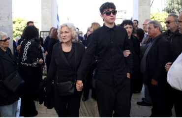 Συγγενείς & φίλοι είπαν το τελευταίο «αντίο» στον Β.Ρίζο: Συντετριμμένη η Θ.Φωτίου στην κηδεία του γιου της