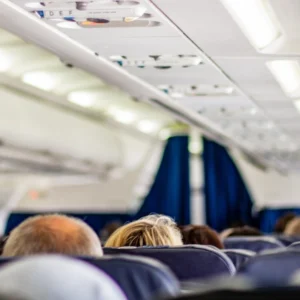 Ο Έλληνας πιλότος με τις «απαλές» προσγειώσεις που έχει γίνει viral – «Ατσαλάκωτοι ήρθατε» (βίντεο)