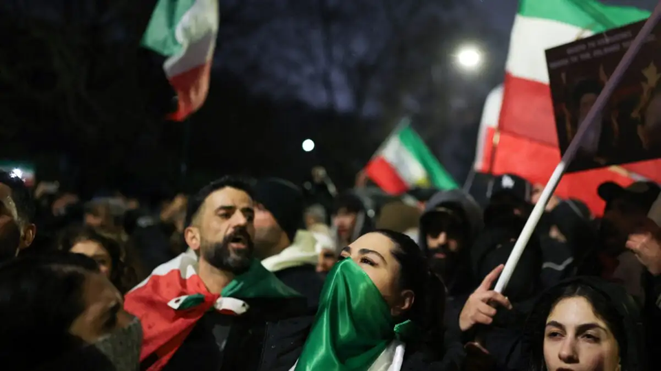 Πανηγυρίζει το Ιράν: «Ξεχύθηκαν» στους δρόμους της Τεχεράνης μετά τη συμφωνία για κατάπαυση του πυρός (βίντεο)