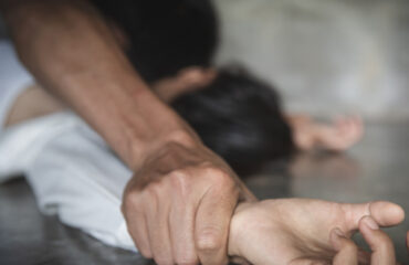 Έφοδος της ΕΛΑΣ σε σπίτι 37χρονου καθηγητή: Κατηγορείται για κακοποίηση και ασέλγεια 14χρονης μαθήτριάς του