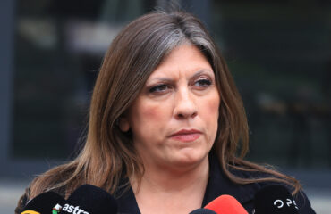 Ζ.Κωνσταντοπούλου σε Ν.Στραβελάκη: «Βάλλομαι από παντού – όπου πηγαίνω» – Αντιπαράθεση on air