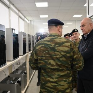 Επίδειξη στον υπουργό Εθνικής Άμυνας Ν.Δένδια συσκευής εντοπισμού drones