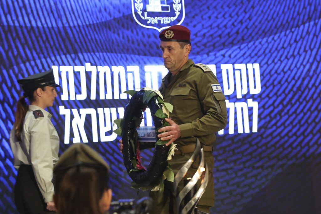 Στο «φως» νέες προσωπικές φωτογραφίες του πρώην αρχηγού των IDF Χ.Χαλεβί