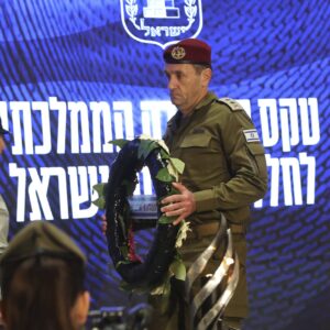 Στο «φως» νέες προσωπικές φωτογραφίες του πρώην αρχηγού των IDF Χ.Χαλεβί