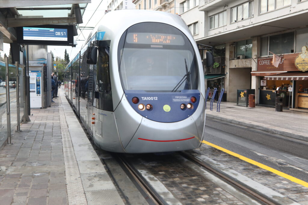 Άλιμος: Συρμός του τραμ συγκρούστηκε με φορτηγό