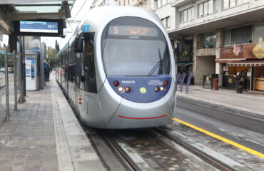 Άλιμος: Συρμός του τραμ συγκρούστηκε με φορτηγό