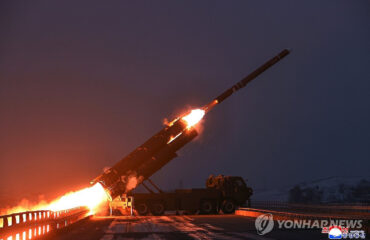 Bloomberg: Η Βόρεια Κορέα προχώρησε σε δοκιμές ηλεκτρομαγνητικών όπλων και βομβών άνθρακα