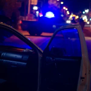 Θήβα: Η αστυνομία κατάσχεσε 7 σπαθιά και 8 μαχαίρια από κατάστημα ψιλικών – Η έρευνα για παράνομες κροτίδες