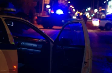 Θήβα: Η αστυνομία κατάσχεσε 7 σπαθιά και 8 μαχαίρια από κατάστημα ψιλικών – Η έρευνα για παράνομες κροτίδες