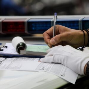 Αμείλικτες οι αρχές με οδηγό που «πιάστηκε» δυο φορές με κινητό: Αφαίρεση διπλώματος για 6 μήνες και επανεξέταση