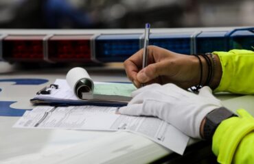 Αμείλικτες οι αρχές με οδηγό που «πιάστηκε» δυο φορές με κινητό: Αφαίρεση διπλώματος για 6 μήνες και επανεξέταση