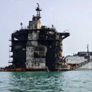 «Στάχτες» έγινε η πλωτή βάση Shahid Mahdavi του Ναυτικού των IRGC μετά τα αμερικανικά πλήγματα: Δείτε φωτογραφίες