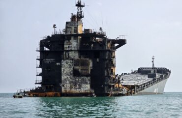 «Στάχτες» έγινε η πλωτή βάση Shahid Mahdavi του Ναυτικού των IRGC μετά τα αμερικανικά πλήγματα: Δείτε φωτογραφίες