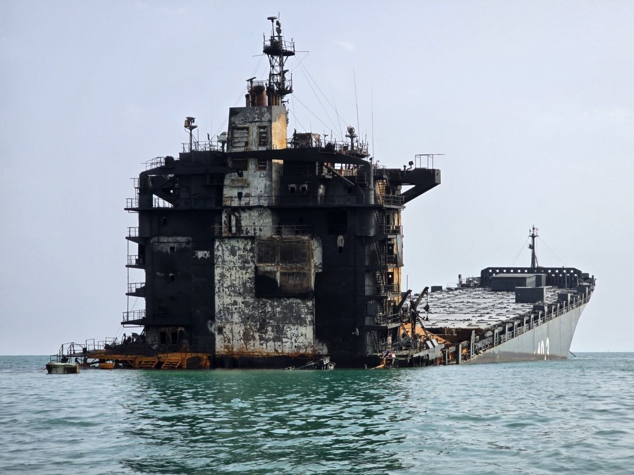 «Στάχτες» έγινε η πλωτή βάση Shahid Mahdavi του Ναυτικού των IRGC μετά τα αμερικανικά πλήγματα: Δείτε φωτογραφίες